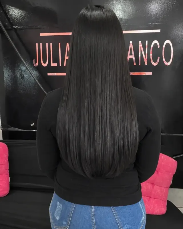 Cabelo longo liso e alinhado em frente ao painel do Espaço Juliana Franco