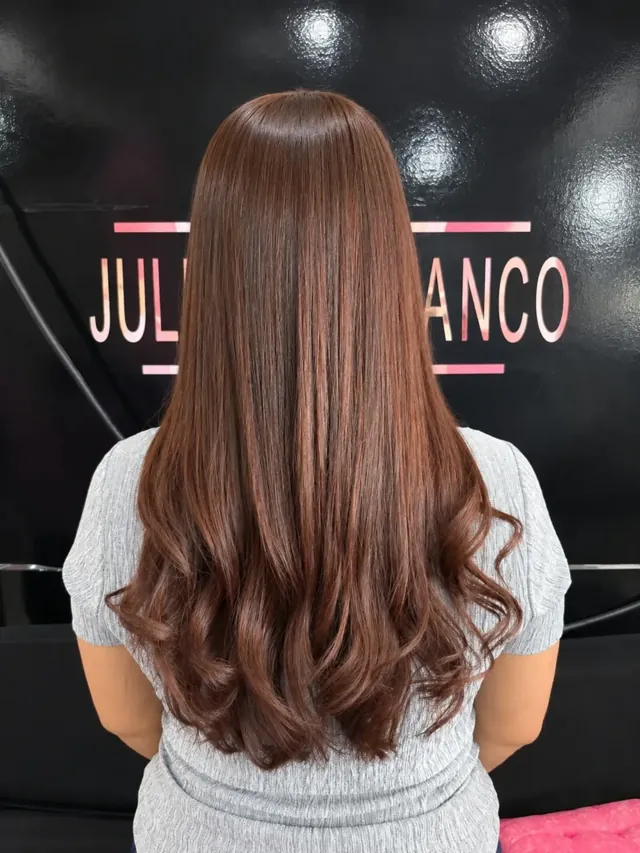 Cabelo longo castanho acobreado com coloração e escova modelada no Espaço Juliana Franco