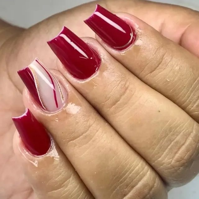 Esmaltação em gel cor marsala com detalhe decorado