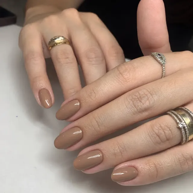Esmaltação em tom nude em unhas arredondadas