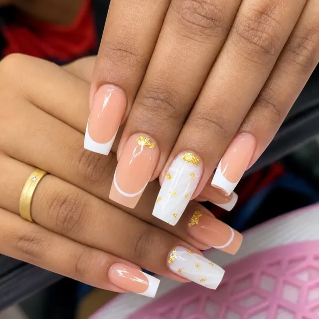 Unhas alongadas em francesinha com detalhes em folha de ouro